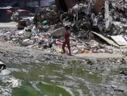غزة تختنق بالمجاري: انهيار الصرف الصحي يهدد الصحة العامة