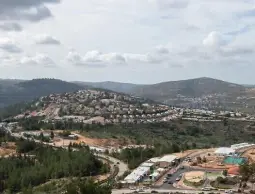 (إسرائيل) تشرعن بؤرًا استيطانية عشوائية وتوسّع الاستيطان في الضفة