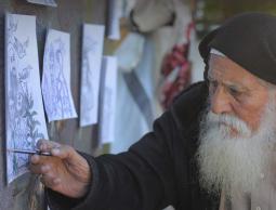 محمد زملط… الرسام الذي حوّل خيمة النزوح في غزة إلى مرسم للذاكرة والفقد