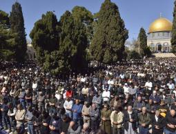 80 ألف مصل يؤدون صلاة الجمعة الأولى من رمضان في المسجد الأقصى