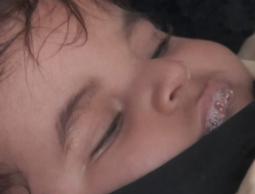 هاني في حضن أمه… طفلٌ يصارع التشنجات فيما ينتظر إذنًا للحياة خارج غزة