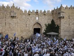صورة لتجمع المستوطنين في منطقة باب العامود بالقدس المحتلة