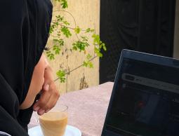 بعد أن فقدت زوجها وطفلتها... سلسبيل البردويل تحوّل الألم إلى منصة تفتح أبواب العمل لشباب غزة