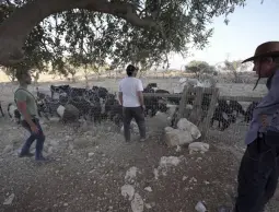 مستوطنون يحاصرون القرى الفلسطينية