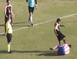 لحظة تعرض اللاعب للضرب الوحشي