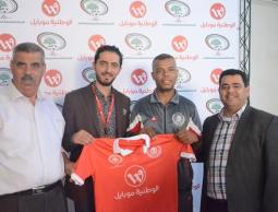 جانب من توزيع الملابس على الأندية