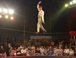 أحد العروض السركية بغزة