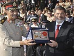 مرسي بجانب طنطاوي