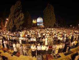 منع من تقل أعمارهم عن 50 عاما من صلاة الفجر بالأقصى