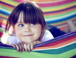 الابتسامة تجلب الأصدقاء، والعبوس يجلب التجاعيد