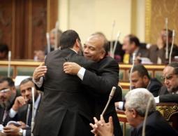 مصر ..الدستورية توقف قرار مرسي بانعقاد البرلمان