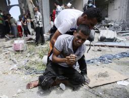 صورة لأحد المواطنين يبكي بعد فقدان عائلته برفح