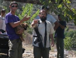 مستوطنون يعتدون على مواطنين فلسطينيين