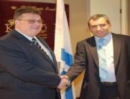 زئيف إلكين يمينًا، وبجانبه إيفانجيلوس فينزيلوس (أرشيف)