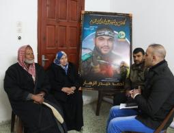 الزميل محمد أبو زايدة يحاور عائلة الشهيد أحمد الزهار