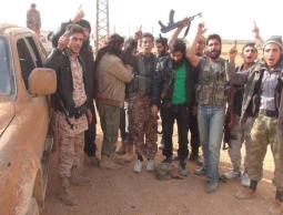 عناصر من جيش الفتح يحتفلون بعد السيطرة على عدة مناطق بريف حلب الجنوبي