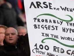 مشجع ستوك سيتي يهاجم فينغر