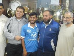 السطري بالقميص الأزرق