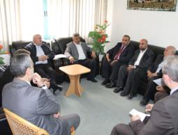 المدهون خلال جلسته مع أعضاء الإتحاد