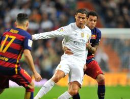 رونالدو وألفيس في صراع على الكرة