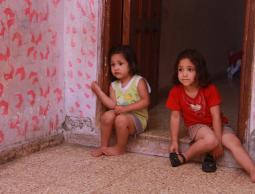 عائلة أبو علي تعيش في غرفة يغطيها الاسبست