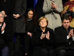 ميركل خلال مشاركتها في مسيرة الثلاثاء بالعاصمة برلين