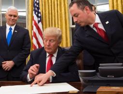 صورة لترامب أثناء لقاء المخابرات الأمريكية والتوقيع على قرارات 