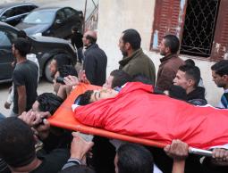 خلال تشييع المواطنين لشهيد الخليل اليوم