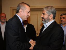 اردوغان في استقبال خالد مشعل خلال زيارة سابقة لأنقرة