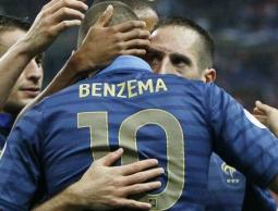 فرحة لاعبي فرنسا بإحراز بنزيما الهدف الثاني في مرمى أوكرانيا