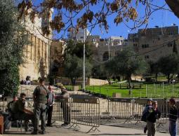 الاحتلال يجري مناورة عسكرية في الحرم الإبراهيمي 