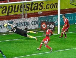 الحارس إيكر كاسياس يتصدى لكرة خطرة