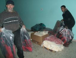 توزيع مساعدات للأسر المتضررة جراء المنخفض