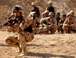قوات من الجيش العراقي خلال عملية مداهمة 