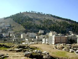جبل "جرزيم" في مدينة نابلس