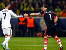 كاسياس يمينا وبجانبه رونالدو