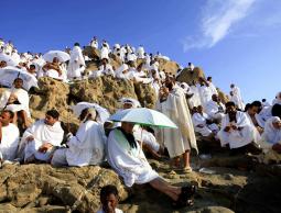 الحجاج يتوجهون لصعيد عرفات