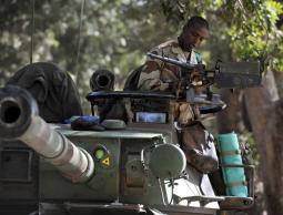 جندي على ظهر دبابته