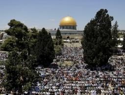 فلسطينيون يؤدون صلاة الجمعة في الاقصى "أرشيفية"