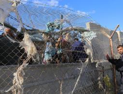  مواطنون غاضبون يحاولون اقتحام معبر رفح