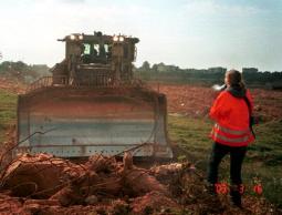 راشيل كوري حينما دهستها جرافات الاحتلال