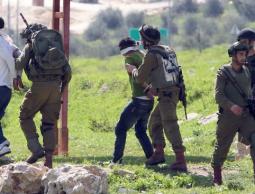 قوات الاحتلال تعتقل مواطن فلسطيني (أرشيف)