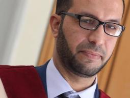 الكاتب رامي أبو زبيدة