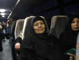 أهالي أسرى غزة في زيارة لذويهم (أرشيفية)
