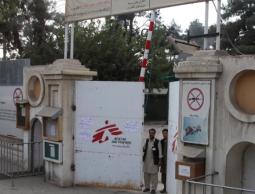 حراس أفغان أمام المستشفى التابع لمنظمة "أطباء بلا حدود" في قندوز 