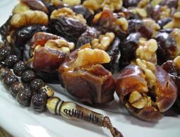 التمر المحشي بالمكسرات 