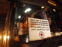 أهالي الأسرى يتوجهون لزيارة ذويهم في سجون الاحتلال