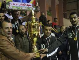 لحظة تتويج خدمات البريج بسوبر السلة