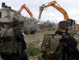 جرافات الاحتلال تهدم منزلاً في اللد وتشرد قاطنيه