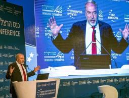 وزير الحرب الاسرائيلي  ليبرمان خلال المؤتمر
